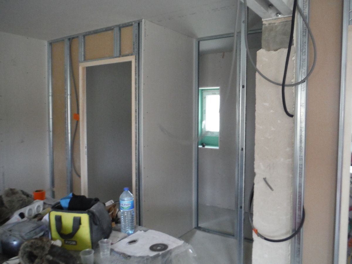 On continu les cloisons et l'isolation des murs!