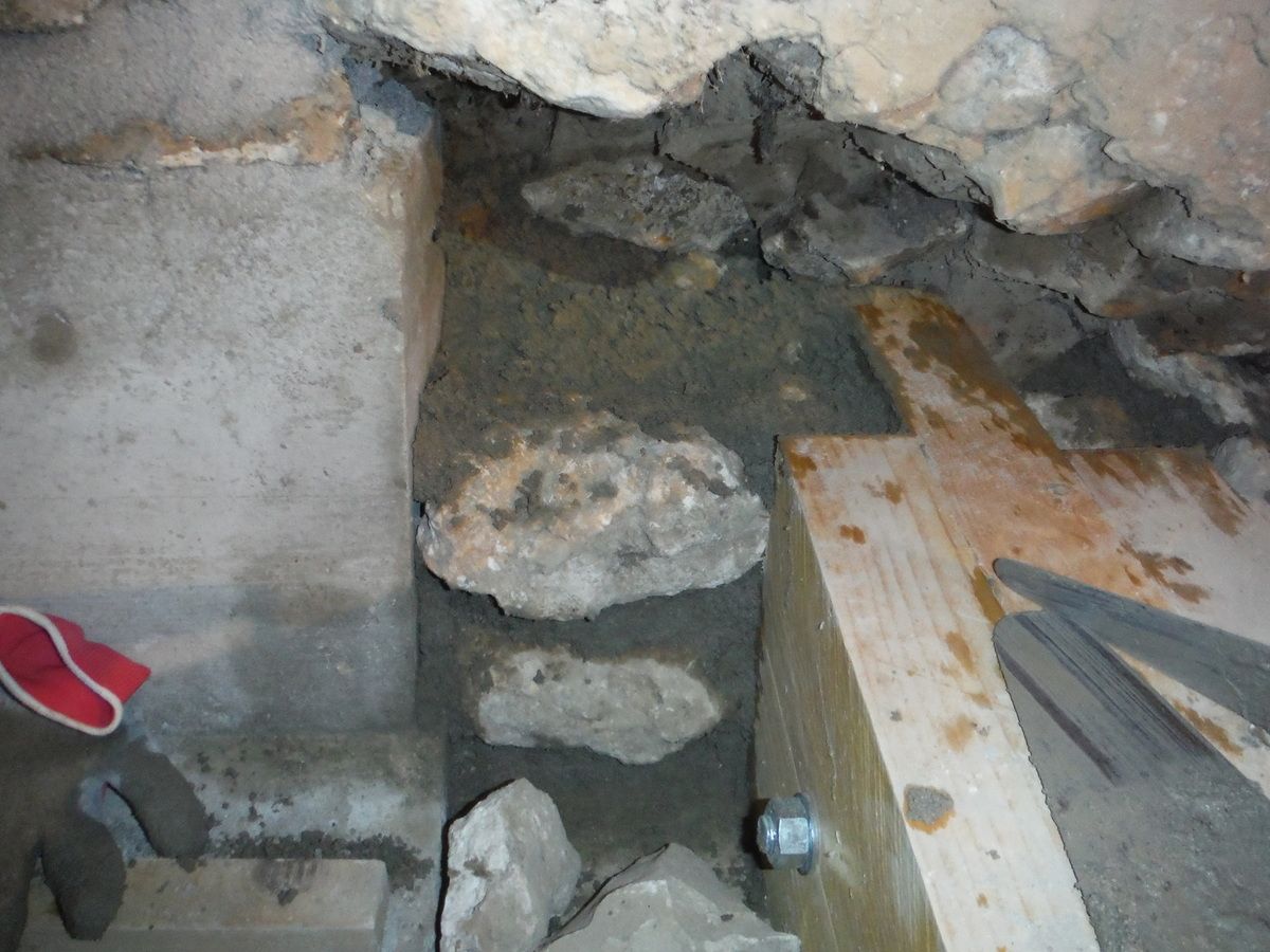 On remonte le mur en pierre au dessus du linteau en béton