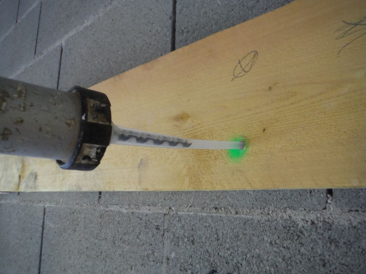 Faire tenir un plancher sur un mur en parpaings!
