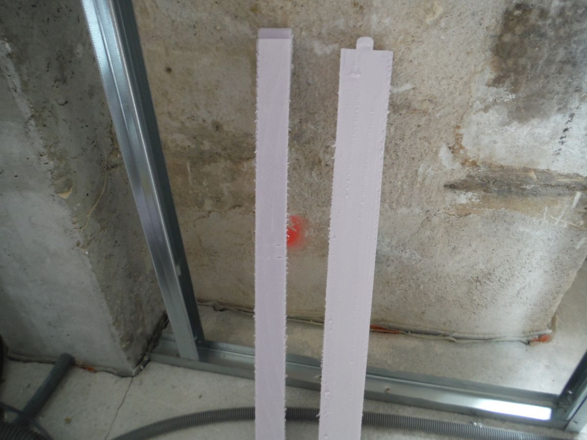 On continu les cloisons et l'isolation des murs!