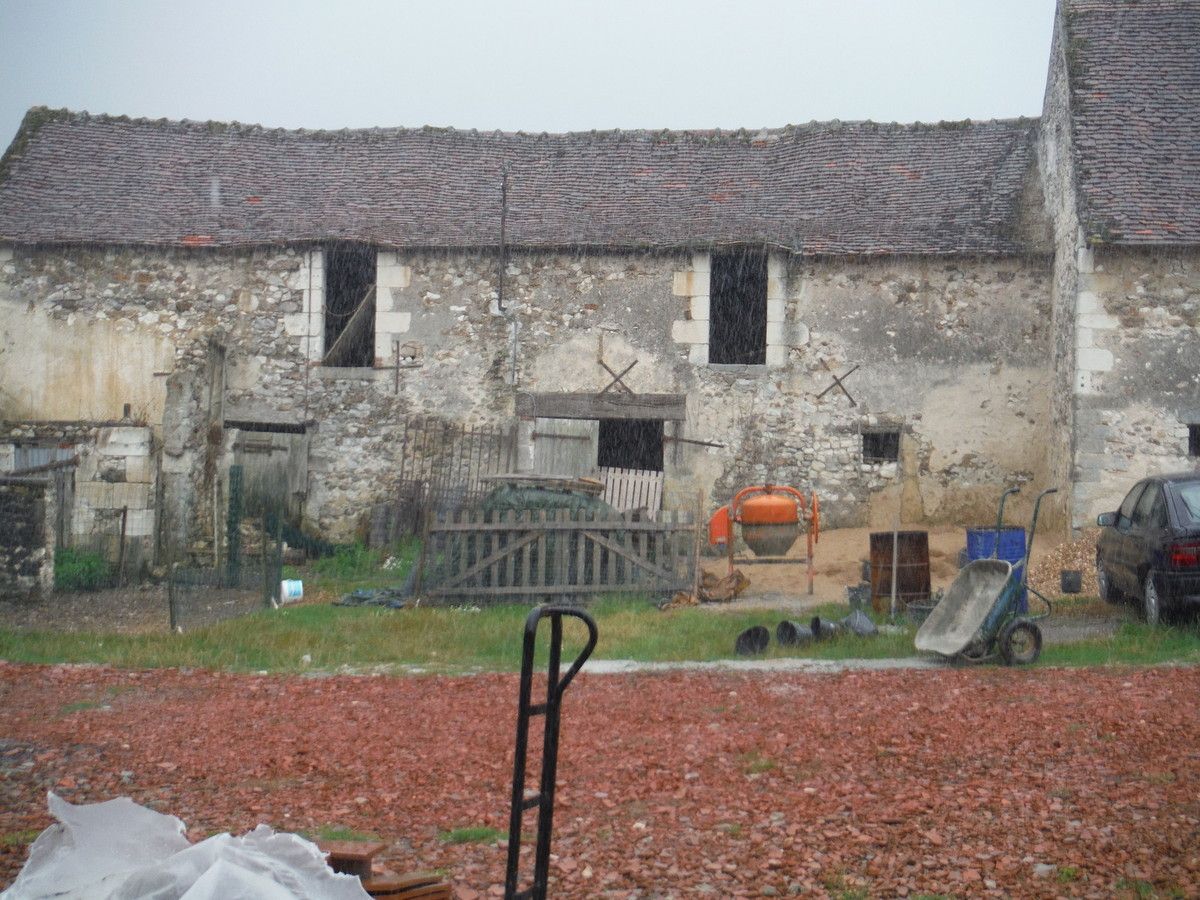 On remonte le mur en pierre au dessus du linteau en béton