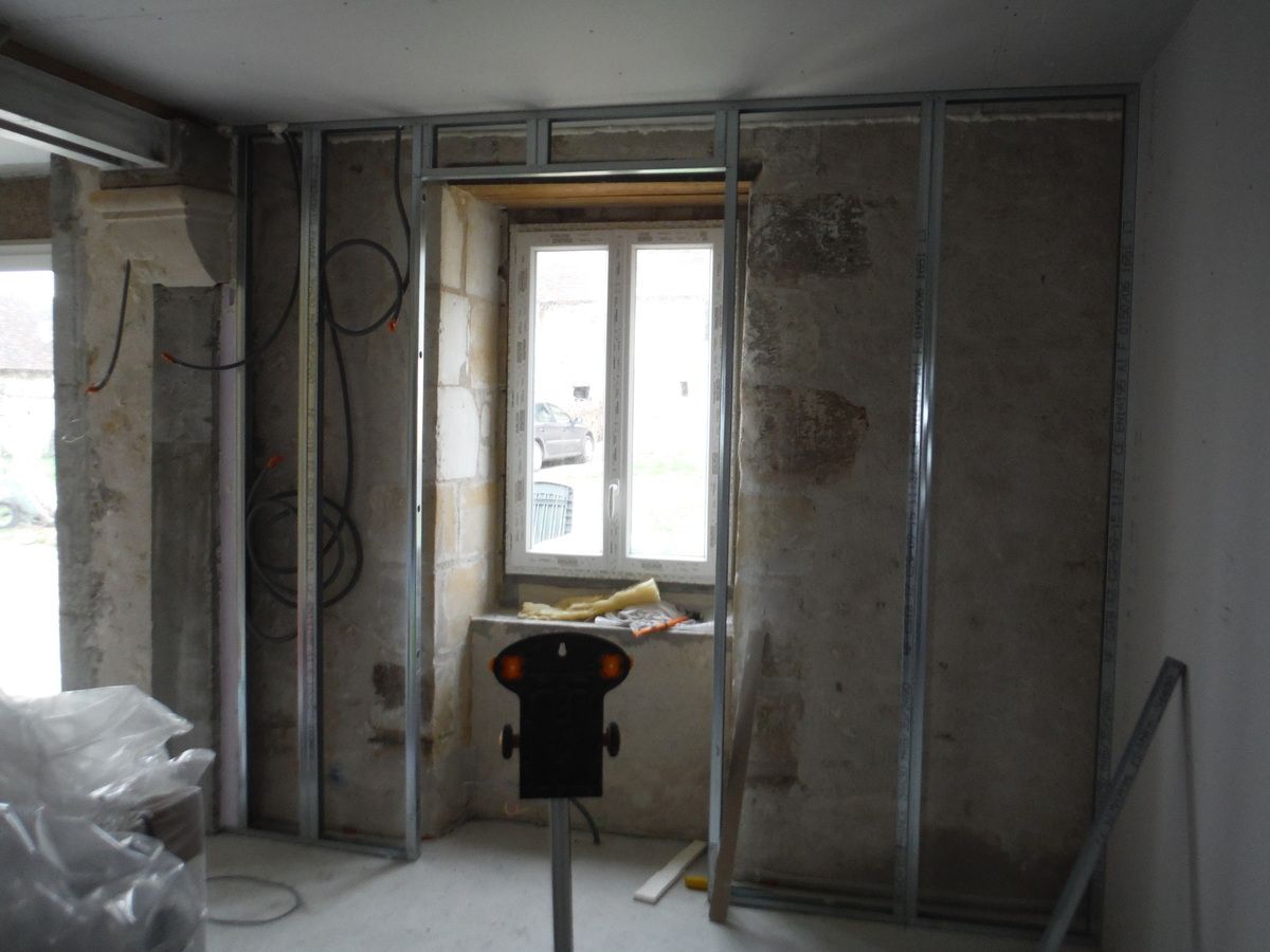 On continu les cloisons et l'isolation des murs!