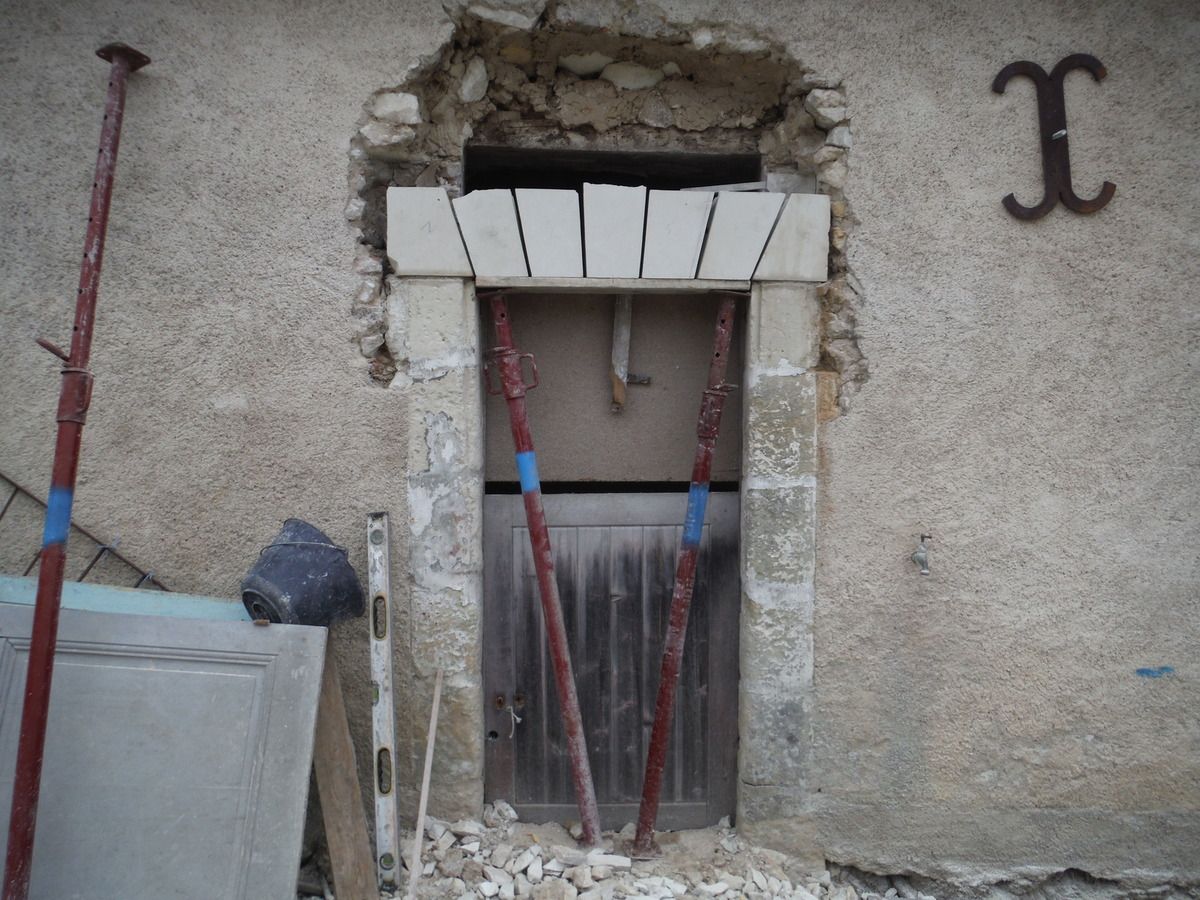 Ponçage de dalle, taille de pierres et piquetage de murs!