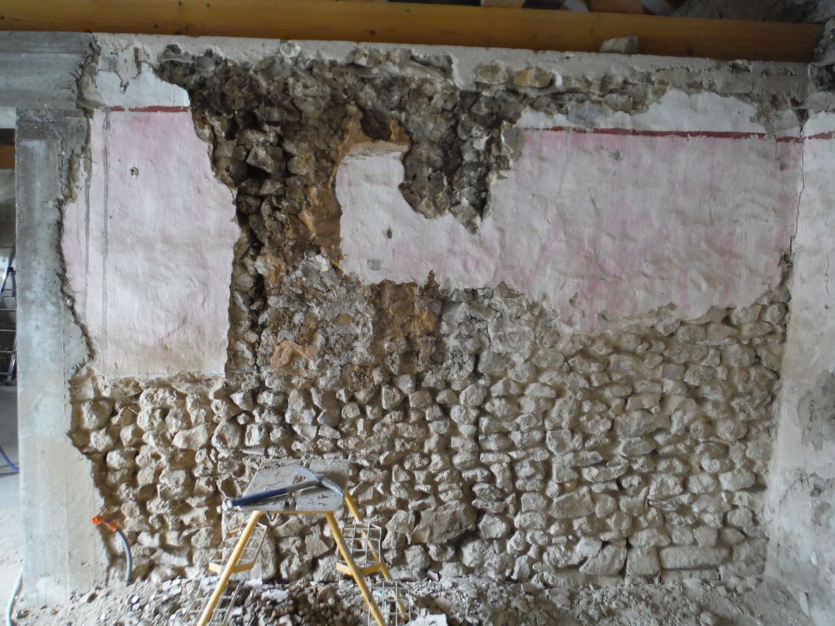 Ponçage de dalle, taille de pierres et piquetage de murs!