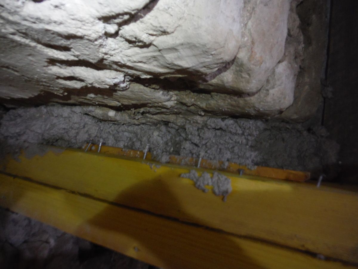 On coule la chaux du linçoir de la cheminée.