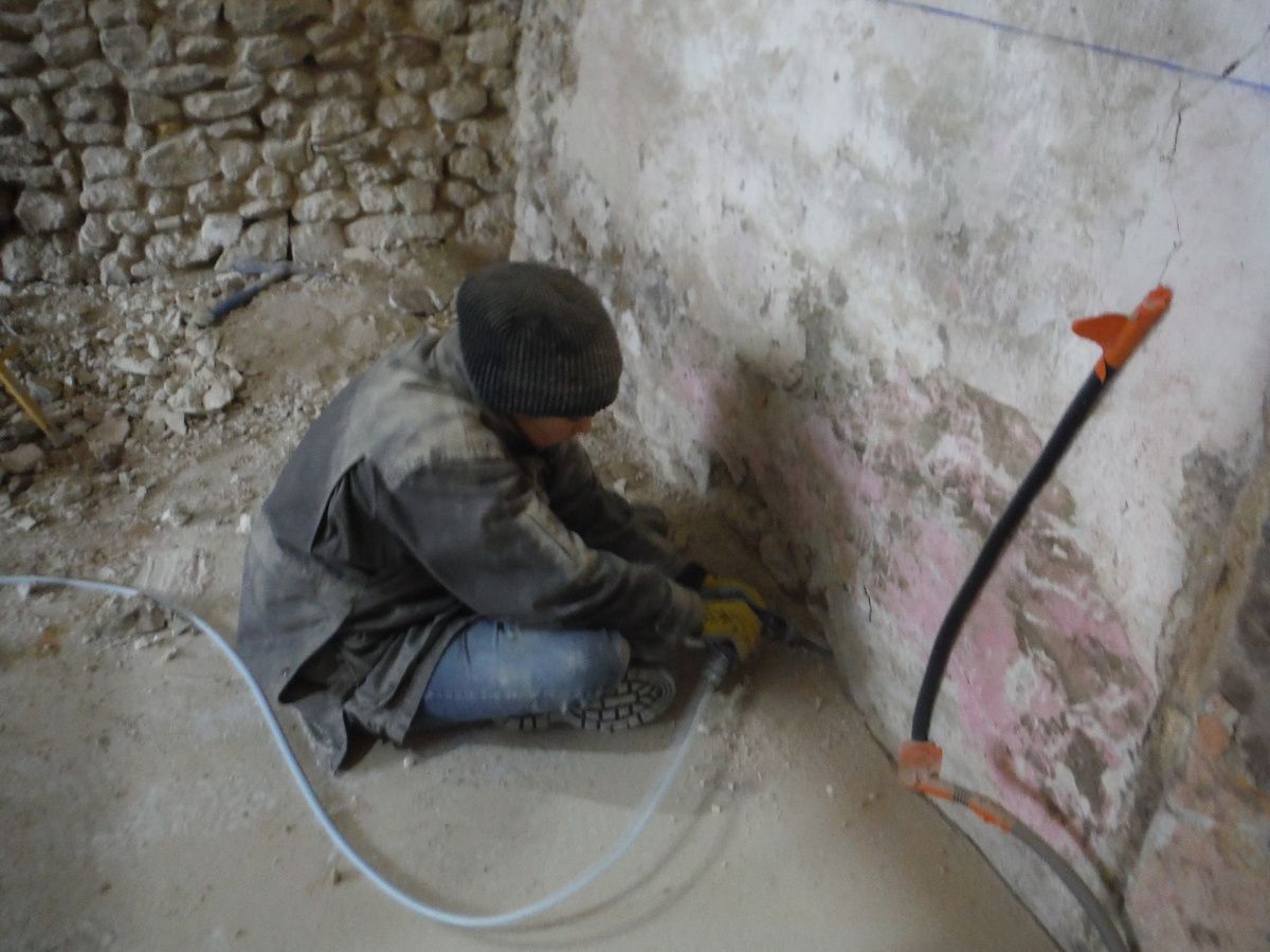 Ponçage de dalle, taille de pierres et piquetage de murs!