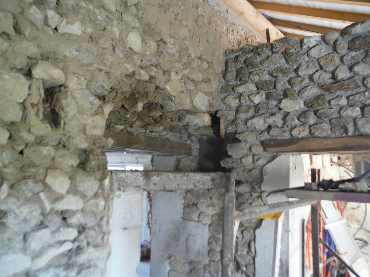 Encore de la maçonnerie! Rehausser un linteau de porte.