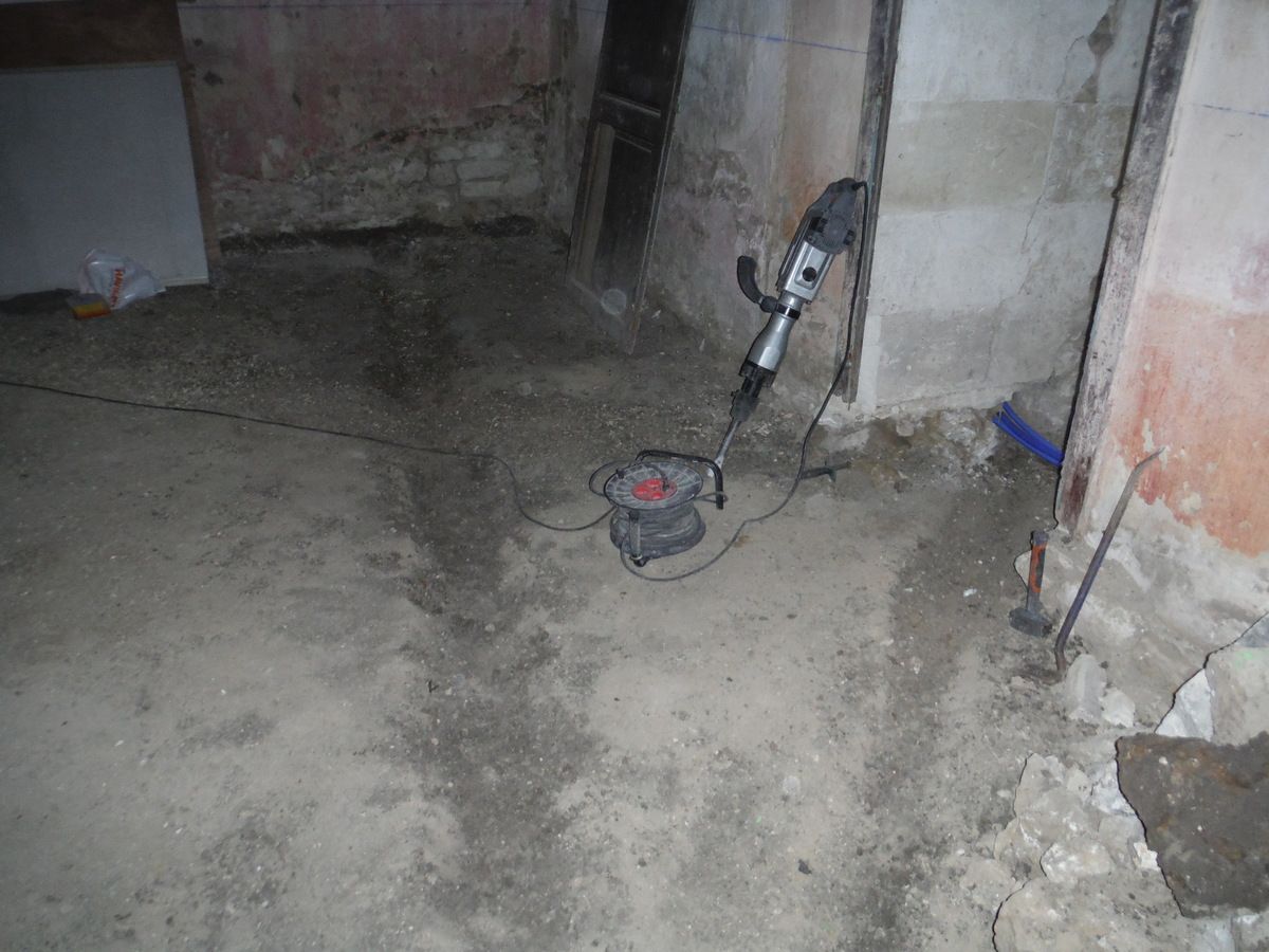 Mise en place des évacuations et gaines électriques dans la maison