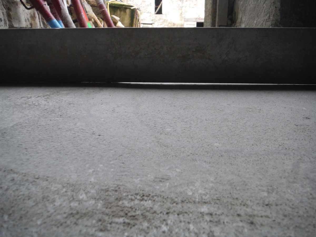 Ponçage de dalle, taille de pierres et piquetage de murs!