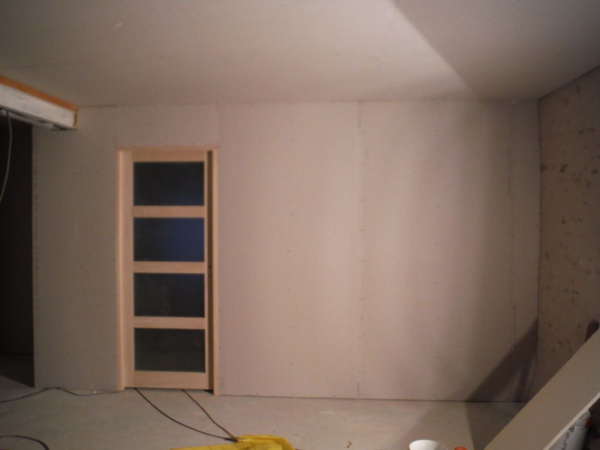 On continu les cloisons et l'isolation des murs!