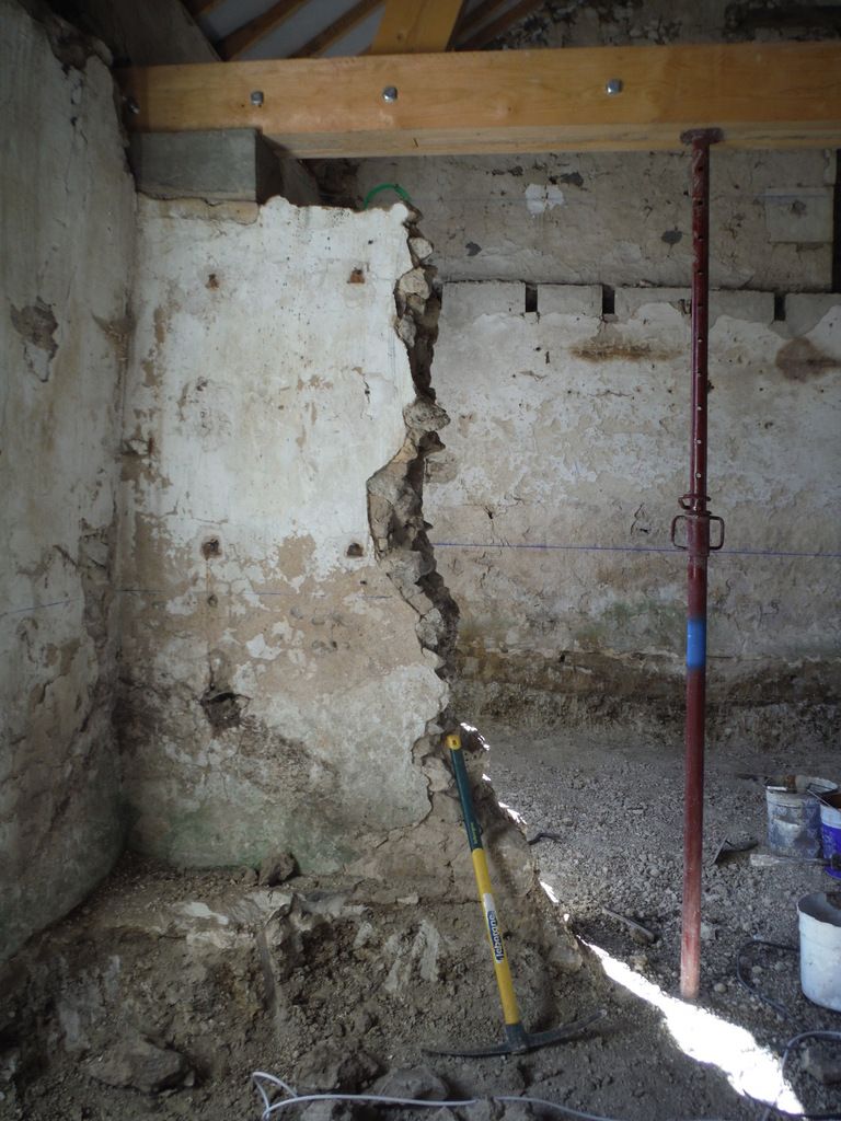 On découvre une date en cassant un mur!