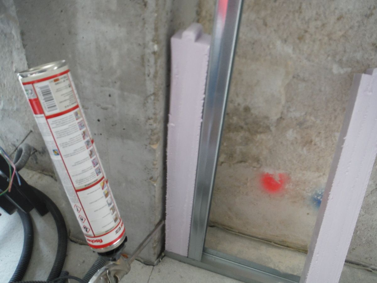 On continu les cloisons et l'isolation des murs!
