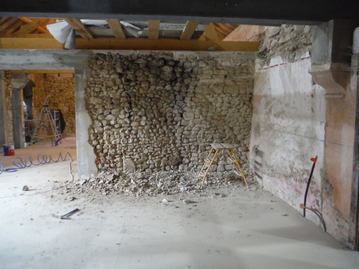 Ponçage de dalle, taille de pierres et piquetage de murs!