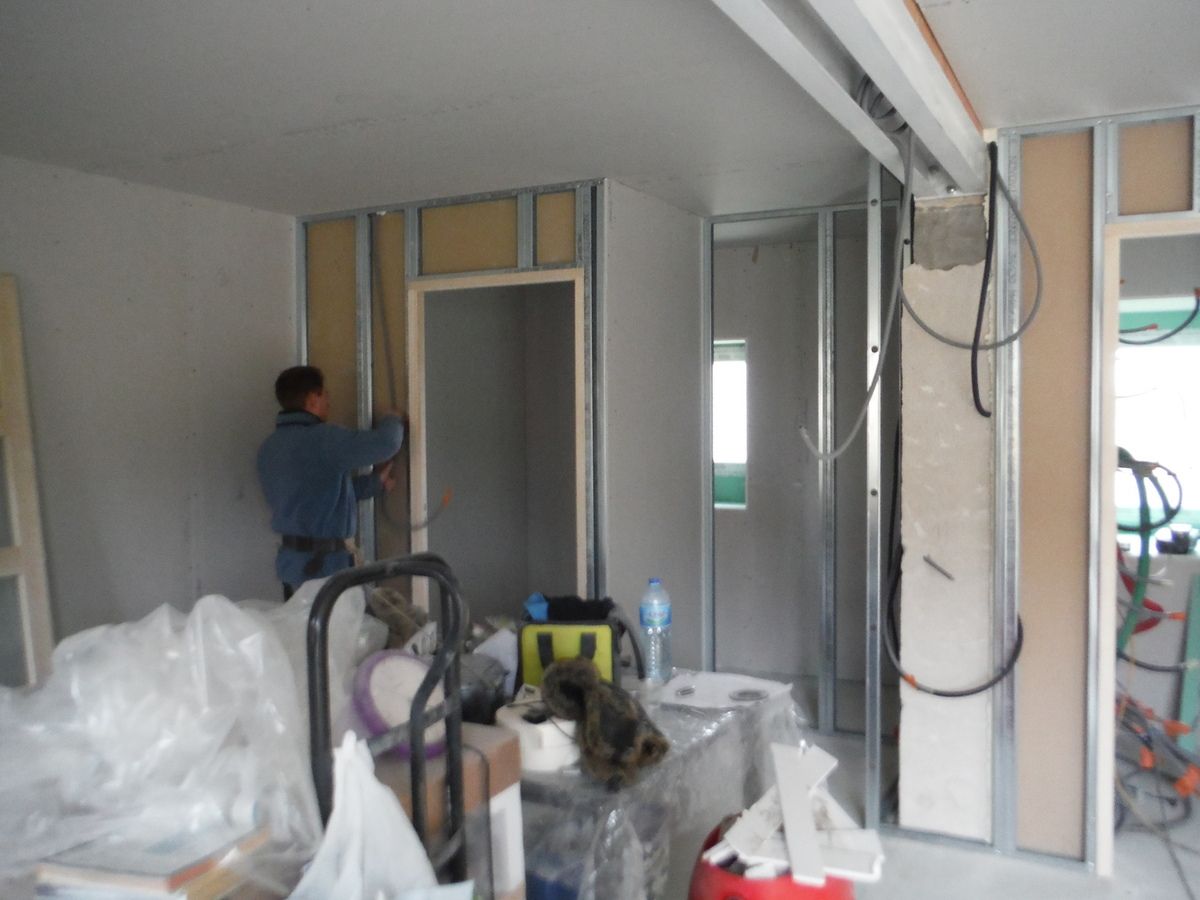 On continu les cloisons et l'isolation des murs!