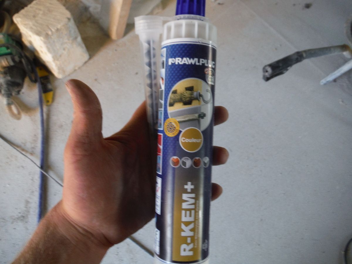 Faire tenir un plancher sur un mur en parpaings!