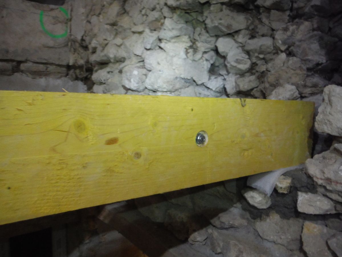 Faire un plancher suspendu sans poteau au sol.