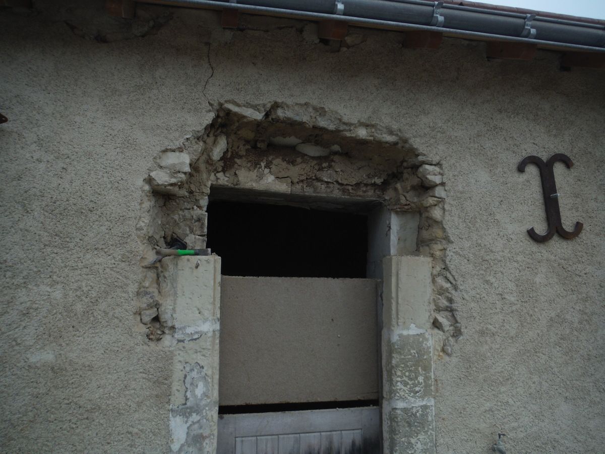 Ponçage de dalle, taille de pierres et piquetage de murs!