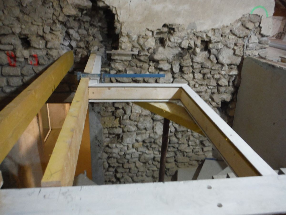 Faire un plancher suspendu sans poteau au sol.