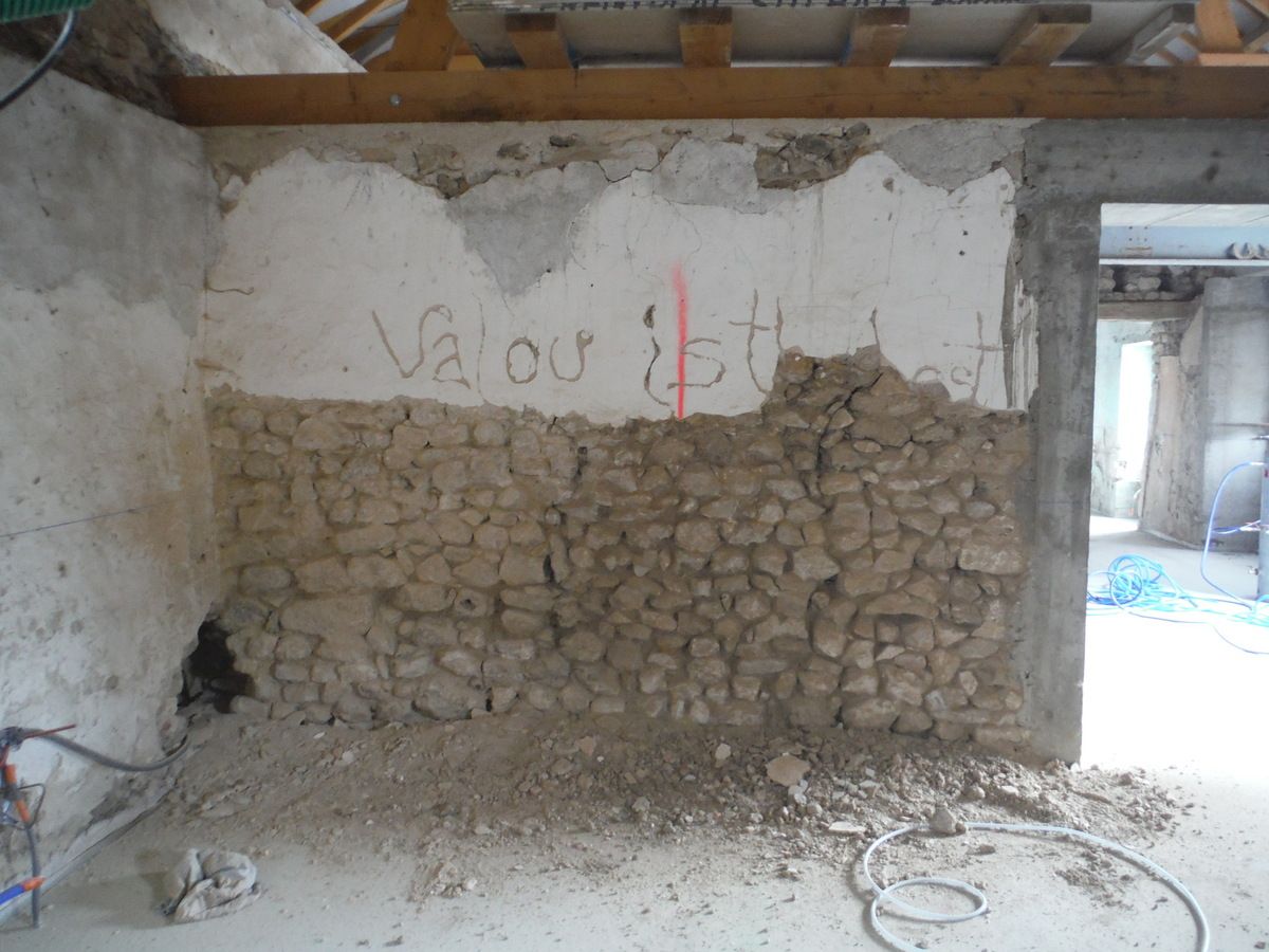 Ponçage de dalle, taille de pierres et piquetage de murs!