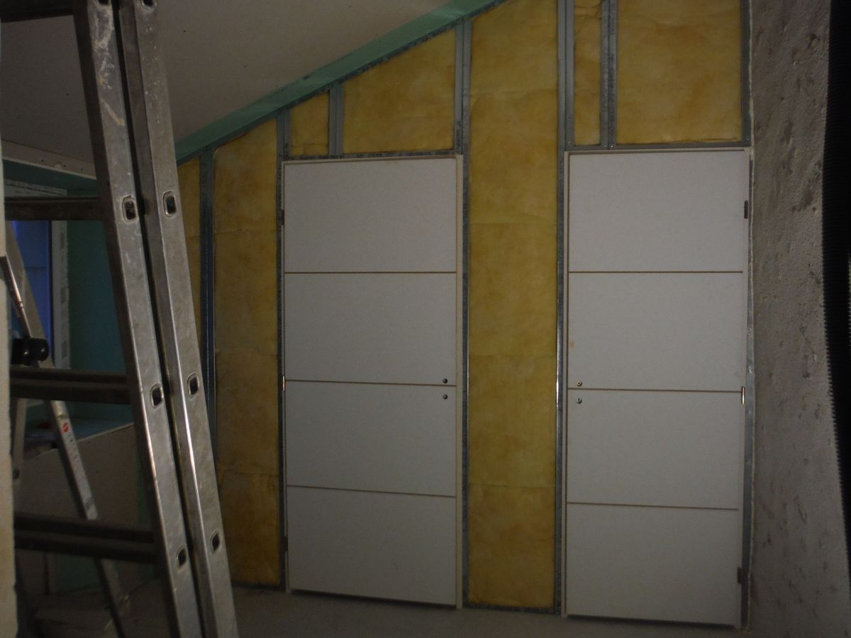 On continu les cloisons et l'isolation des murs!