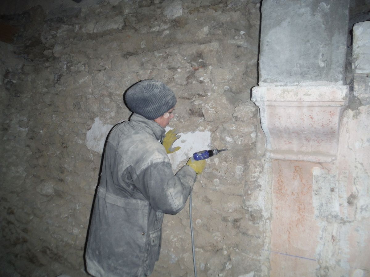 Ponçage de dalle, taille de pierres et piquetage de murs!