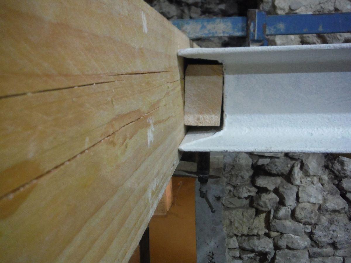 Faire un plancher suspendu sans poteau au sol.