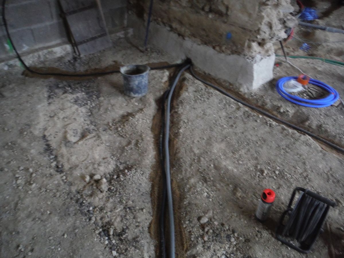 Mise en place des évacuations et gaines électriques dans la maison