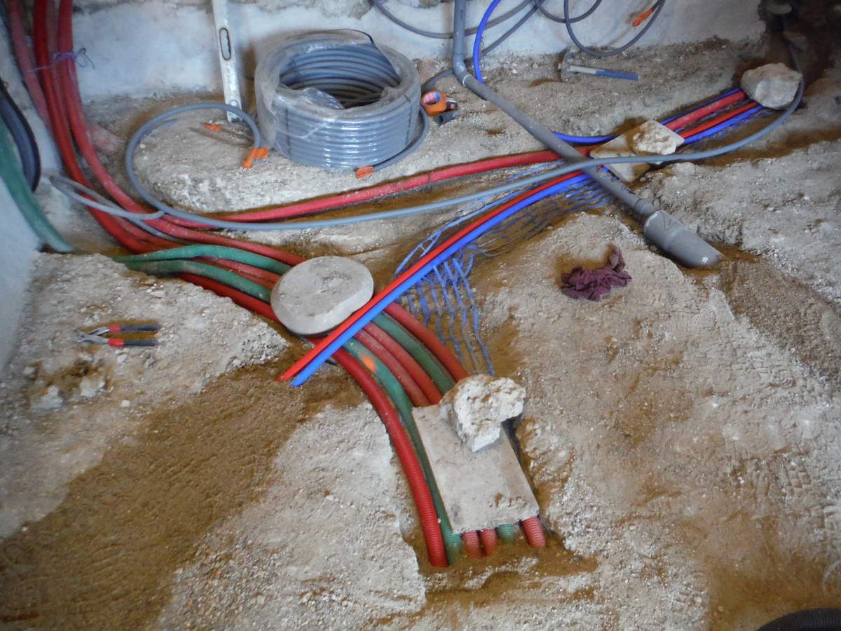 Mise en place des évacuations et gaines électriques dans la maison
