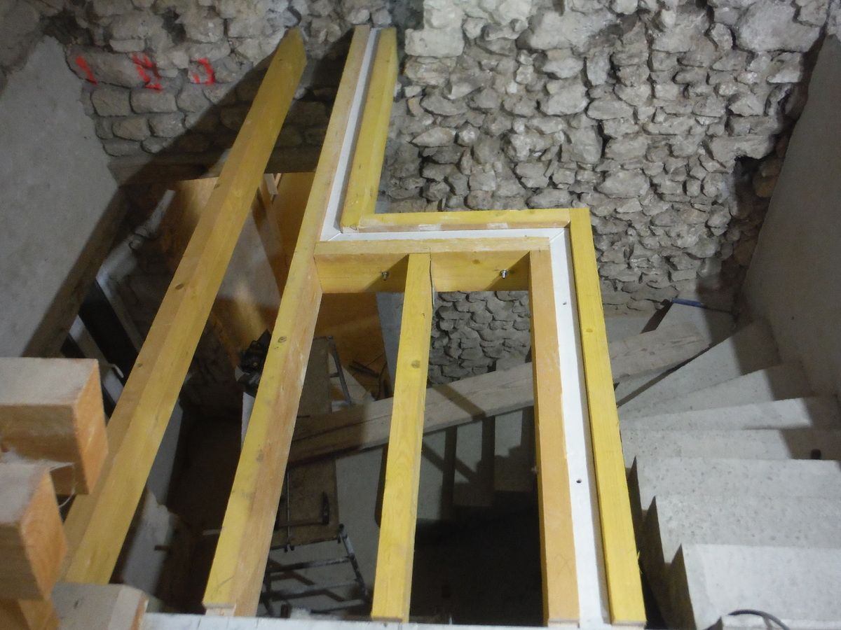 Faire un plancher suspendu sans poteau au sol.