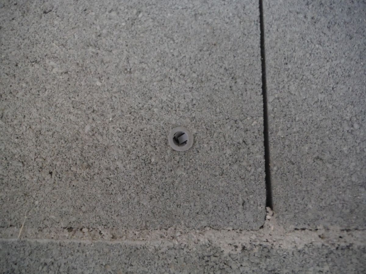 Faire tenir un plancher sur un mur en parpaings!