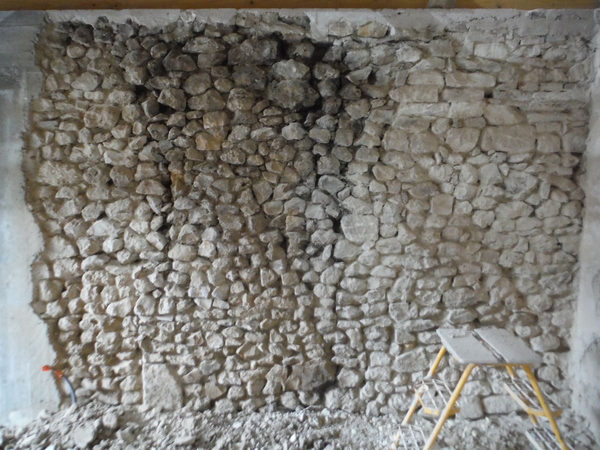 Ponçage de dalle, taille de pierres et piquetage de murs!