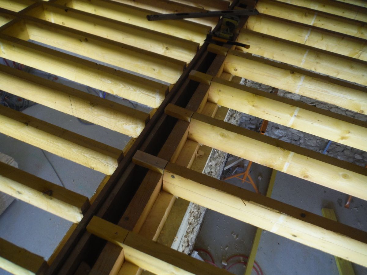 Faire tenir un plancher sur un mur en parpaings!