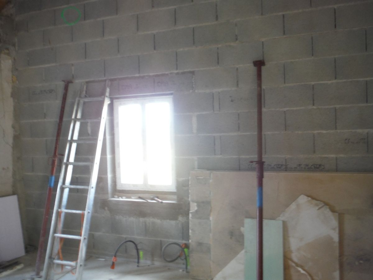 Faire tenir un plancher sur un mur en parpaings!