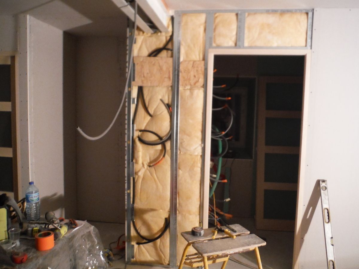 On continu les cloisons et l'isolation des murs!