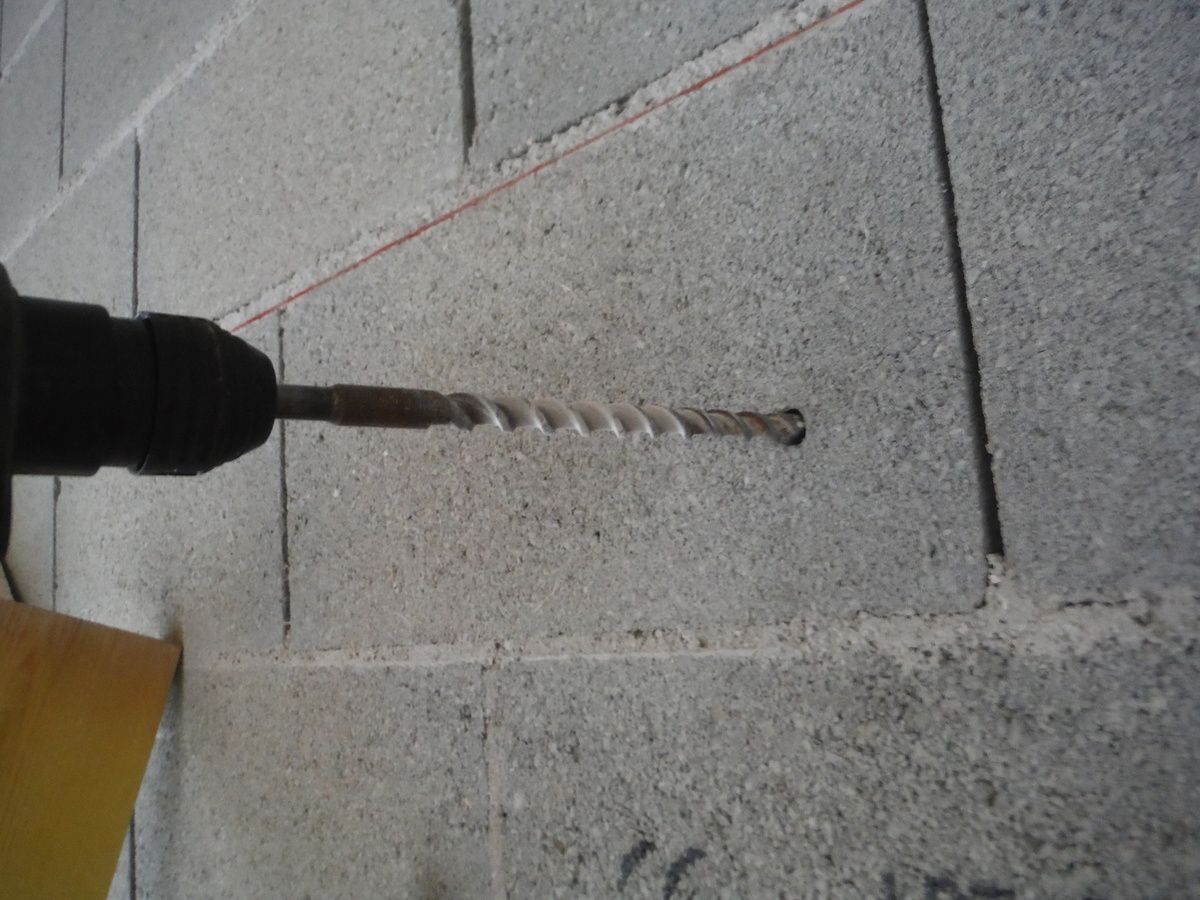 Faire tenir un plancher sur un mur en parpaings!