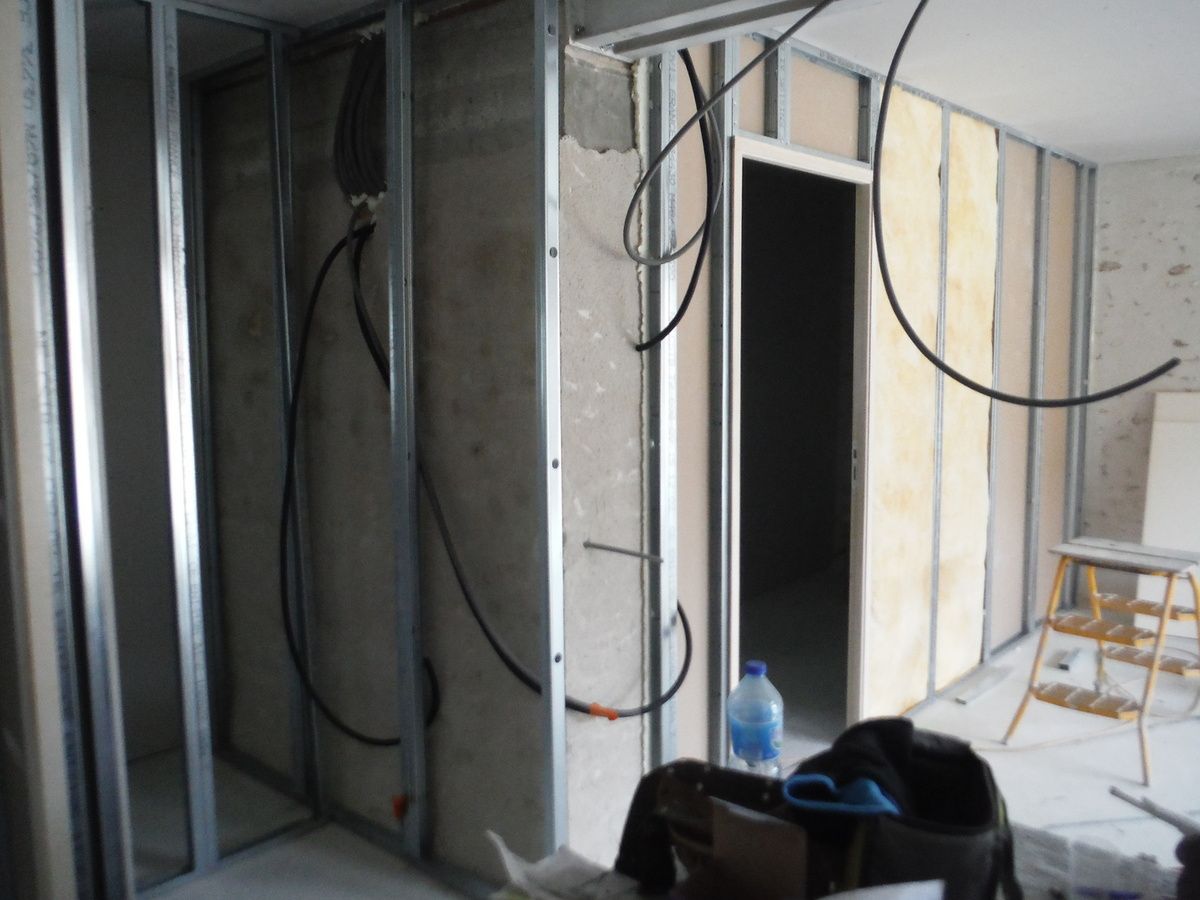 On continu les cloisons et l'isolation des murs!
