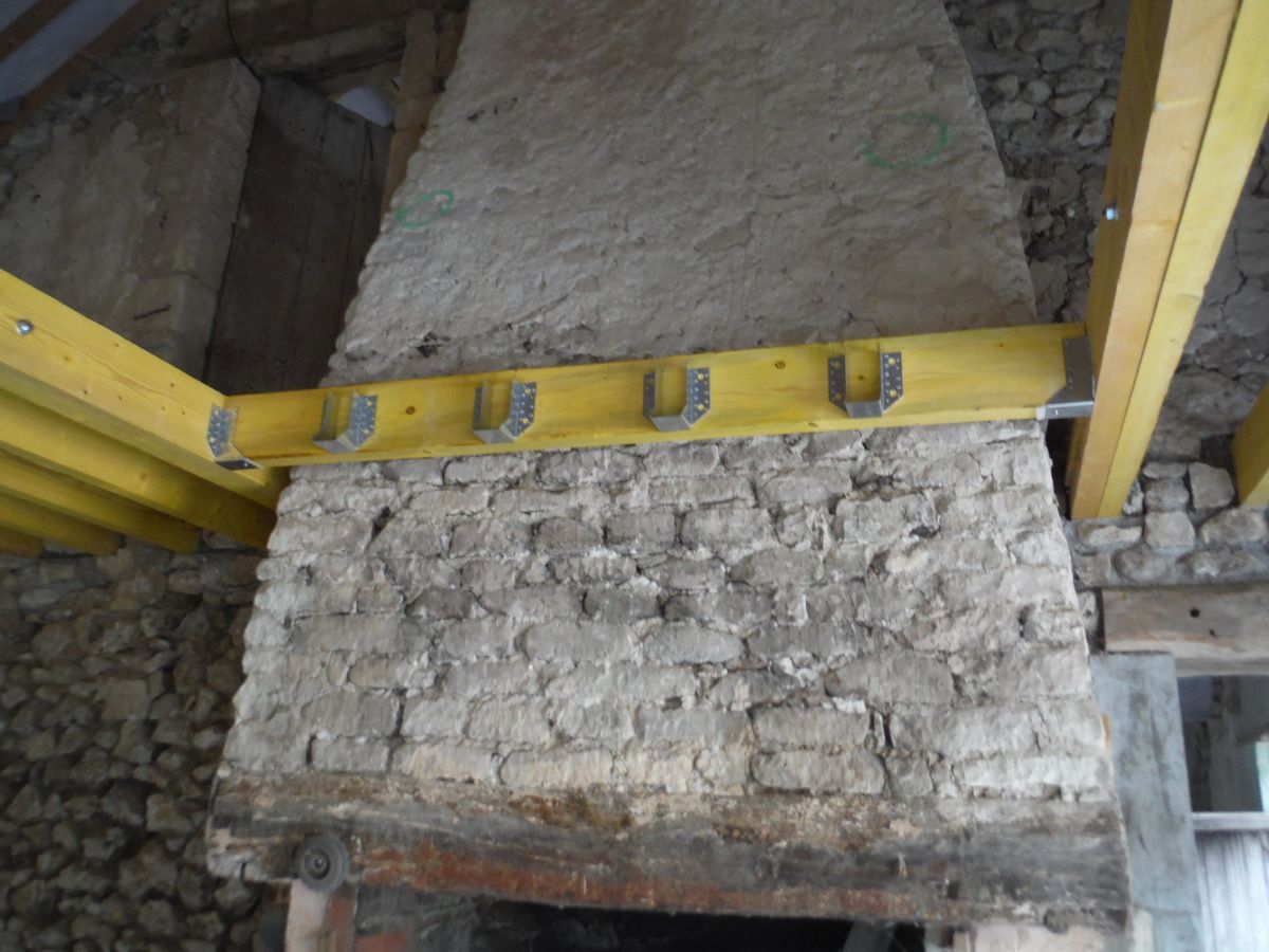 Faire tenir un plancher sur un mur en parpaings!